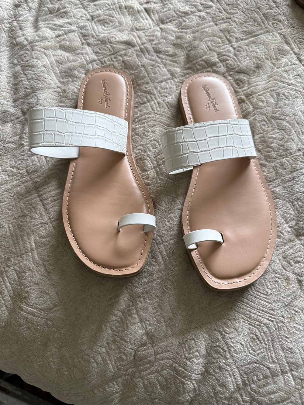 Universal Thread White Croc-Embossed Toe-Ring Slide Sandals